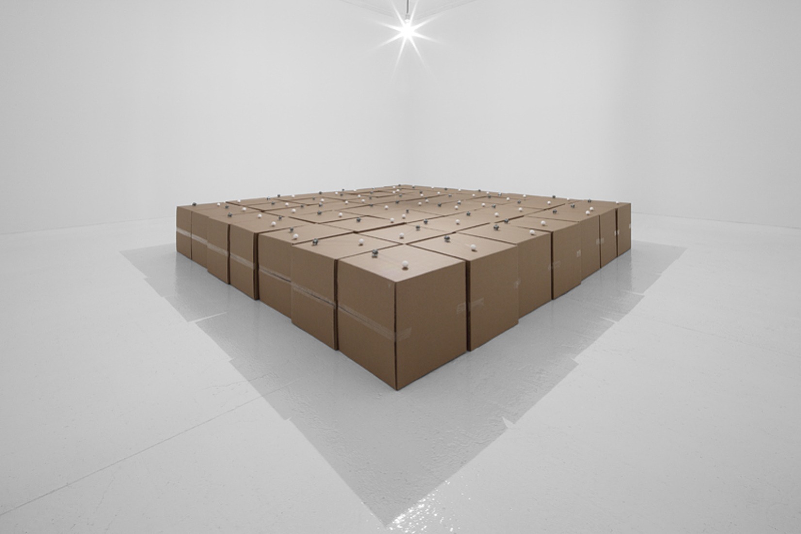 49 motores-dc preparados, bolas de algodón, cajas de cartón 51x51x51cm | Zimoun 2011.