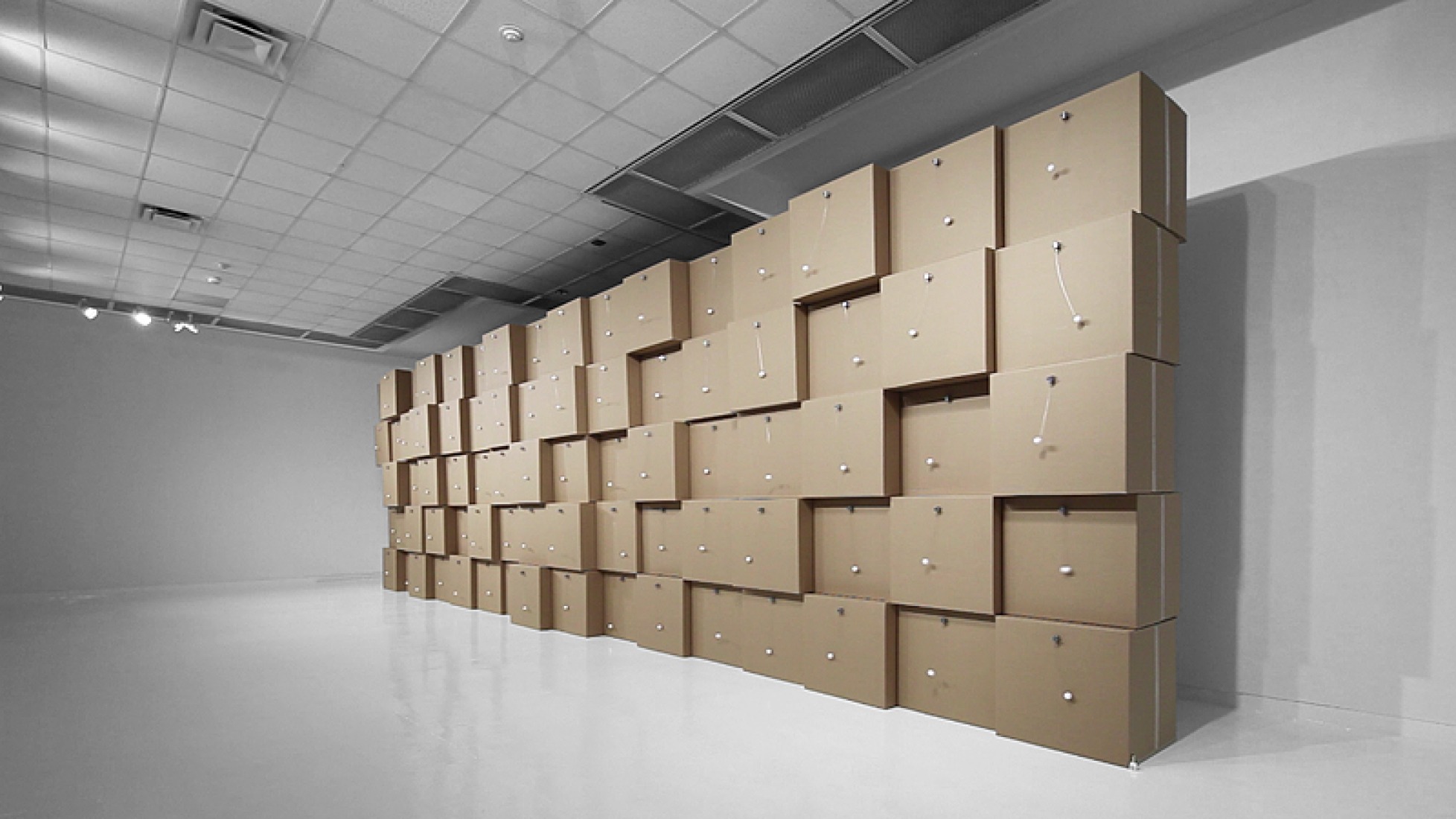 80 motores-dc preparados, bolas de algodón, cajas de cartón 71x71x71cm | Zimoun 2011.