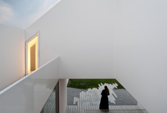 ABSTRACT WHITE. Leiria House by Aires Mateus | The Strength of ...