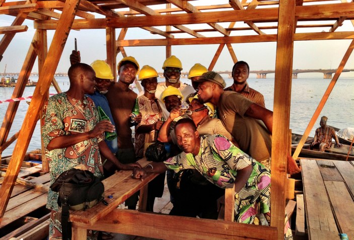 Equipo de construcción de la comunidad de Makoko. Escuela flotante en Makoko por NLÉ y Makoko Waterfront Community. Fotografía © Cortesía de NLÉ.