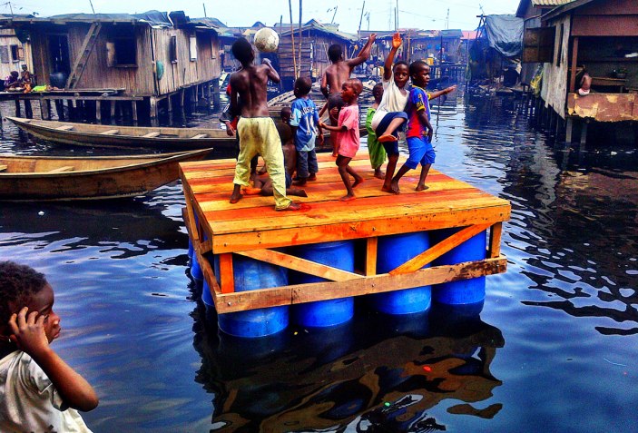 Protoripo de plataforma, septiembre, 2012. Escuela flotante en Makoko por NLÉ y Makoko Waterfront Community. Fotografía © Cortesía de NLÉ.