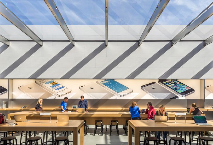 Slender roof covers Apple Store Stanford by Bohlin Cywinski Jackson