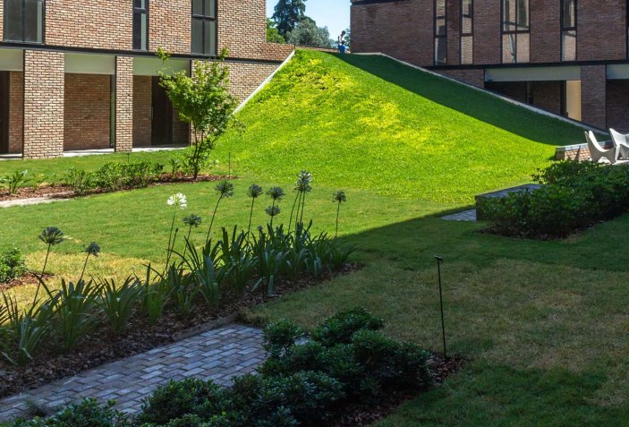 Homes around a patio. COPA building by Ça Arquitectura | The Strength ...