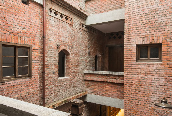 Renovation of an old rice warehouse by B + P Architects & dotze ...