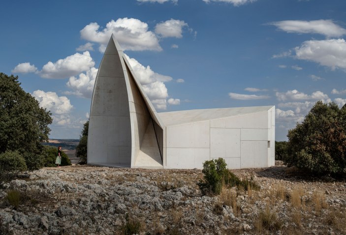  Un pliegue estructural.  Capilla en Sierra la Villa por Sancho-Madridejos Architecture Office