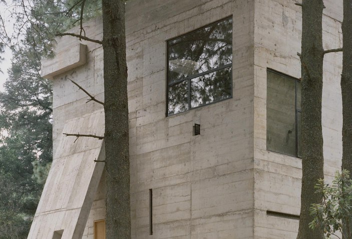 Un refugio brutalista en el bosque. Casa Alférez por Ludwig Godefroy ...