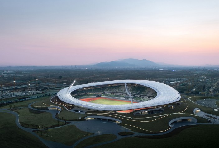 Centro Deportivo de Quzhou por MAD Architects. Fotografía por Aogvision. Cortesía de MAD Architects.