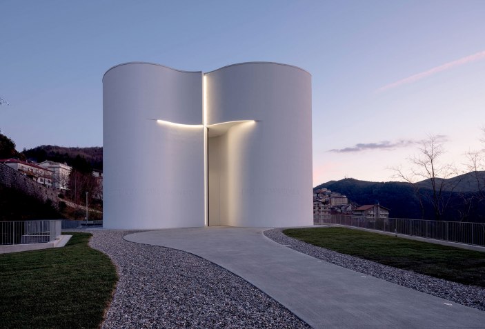 A landmark in the landscape with a symbolic entrance. Church of Santa Maria  Goretti by Mario Cucinella Architects | The Strength of Architecture | From  1998