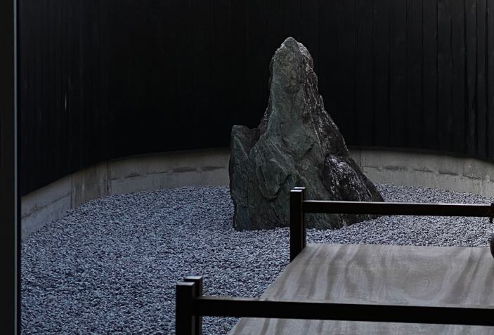 Casa de un granjero japonés transformada en hotel por Shotaro Oshima ...
