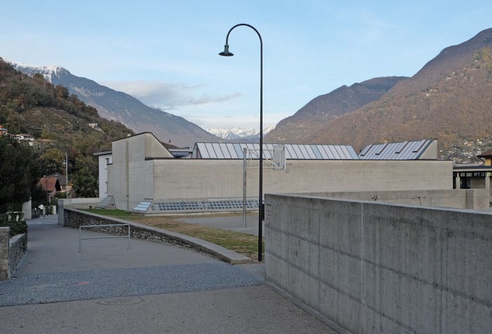 Convento y Gimnasio, Monte Carasso, Suiza, (1981-1984) por Luigi Snozzi.