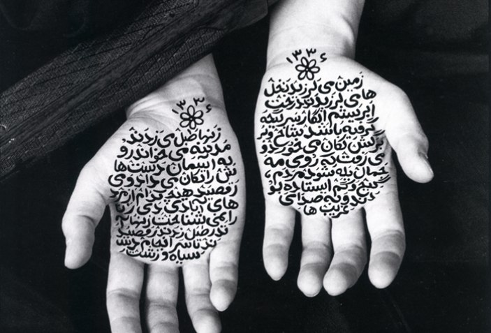 Escrito en el cuerpo" por Shirin Neshat | Sobre Arquitectura y más | Desde  1998