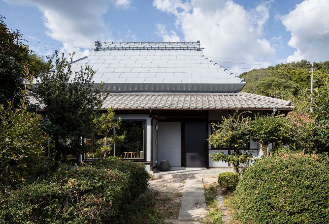 Renovation of a Minka with a ceramic artist’s studio by Raumus. Photograph by Norihito Yamauchi.