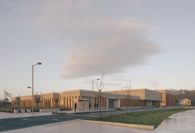 "Claudie Haigneré" School Group by Vallet de Martinis Architectes. Photograph by Charly Broyez.