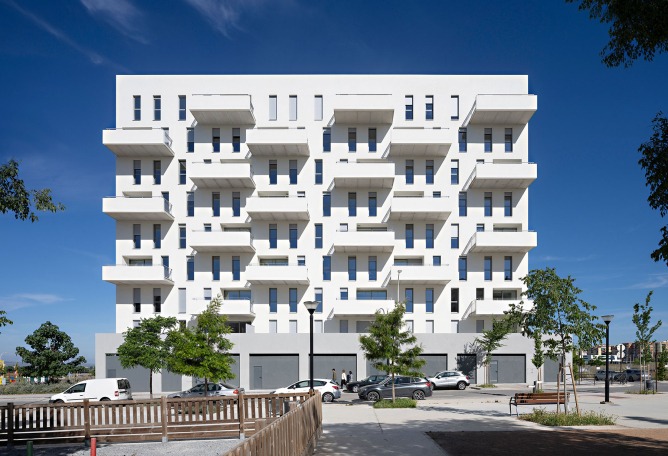 Edificio Residencial Alborada en Granada por Alejandro Muñoz Miranda. Fotografía por Javier Callejas Sevilla.