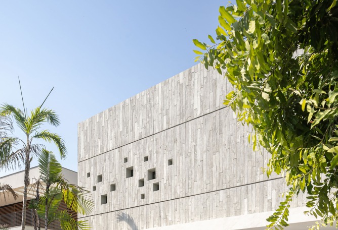 "Casa da Sombra" by Laurent Troost Architectures. Photograph by Joana França.