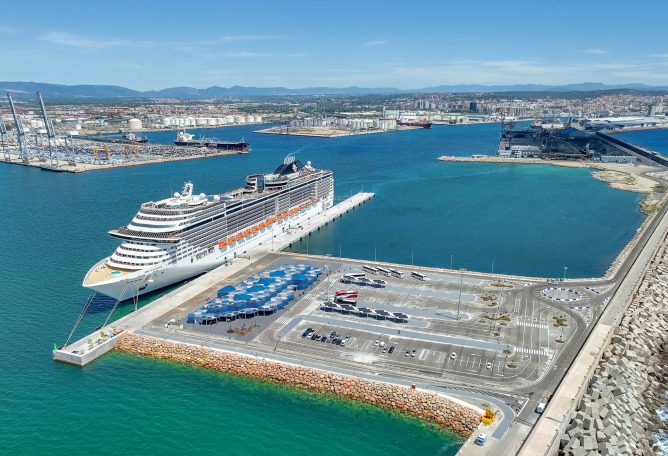 Terminal pública de pasajeros de Tarragona por Hombre de Piedra Arquitectos. Fotografía por Simón García.