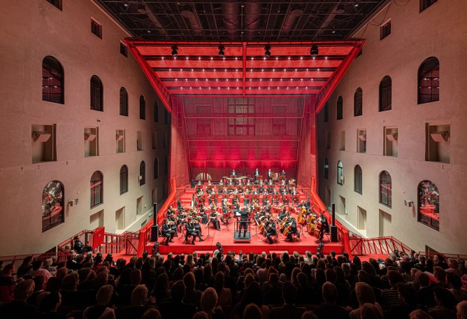 Sala de conciertos en el Balneario Imperial por Petr Hájek ARCHITEKTI. Fotografía por Benedikt Markel.