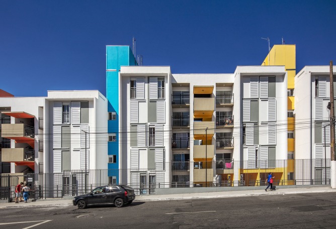 New block for Heliópolis housing complex by Biselli Katchborian Arquitetos Associados. Photography by Nelson Kon.