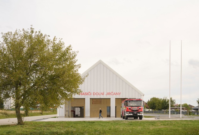 Estación de Bomberos Jirčany por SOA architekti. Fotografía por Alex Shoots Buildings.