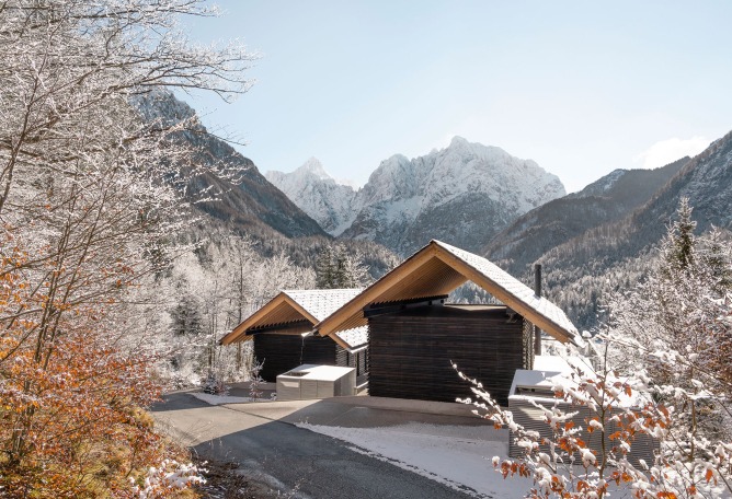 «Casas alpinas gemelas» por Dekleva Gregoric Architects. Fotografía por Ana Skobe.