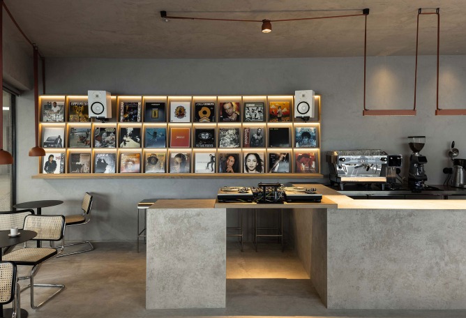 KI.art.music.coffee. by MAT Arquitetura e Interiores. Photograph by Ivo Tavares Studio.