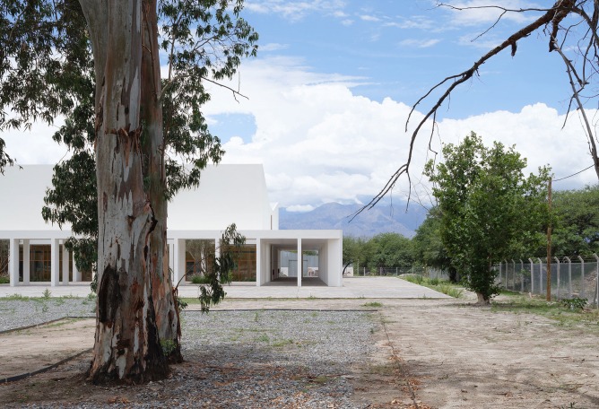 Centro de convenciones de Cafayate por Ignacio Carón, Fabio Estremera, Andres Francesconi, Ezequiel Spinelli. Fotografía por Javier Agustin Rojas.