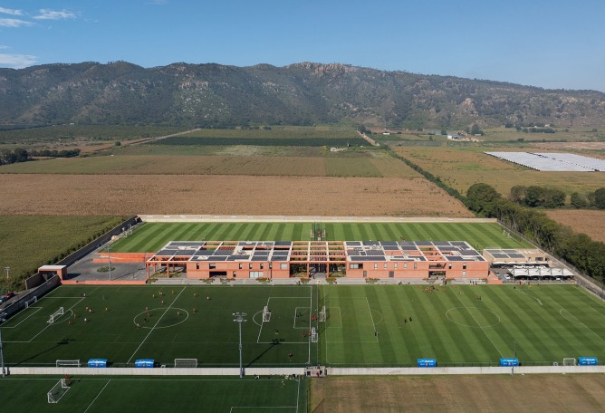 Atlas Football Academy by Sordo Madaleno. Photograph by Oscar Caballero.