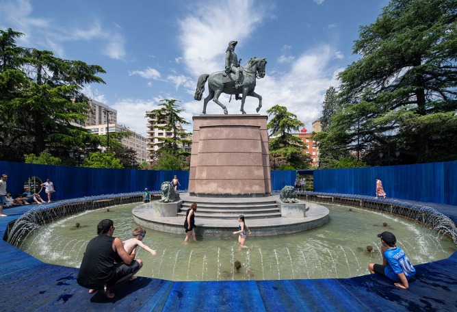 Monumental Splash by SalazarSequeroMedina. Photography by Josema Cutillas.
