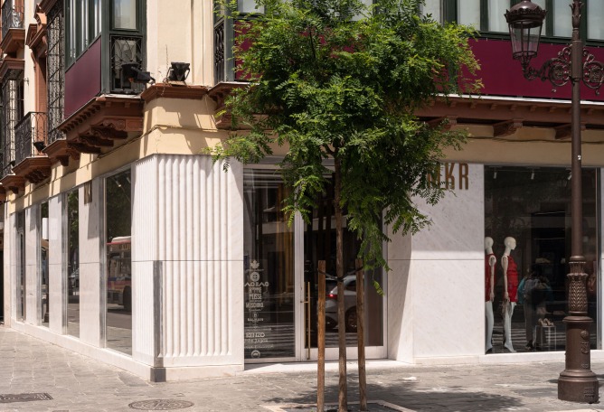 Tienda MKR Campana por Guillermo Vázquez Consuegra. Fotografía por Fernando Alda.