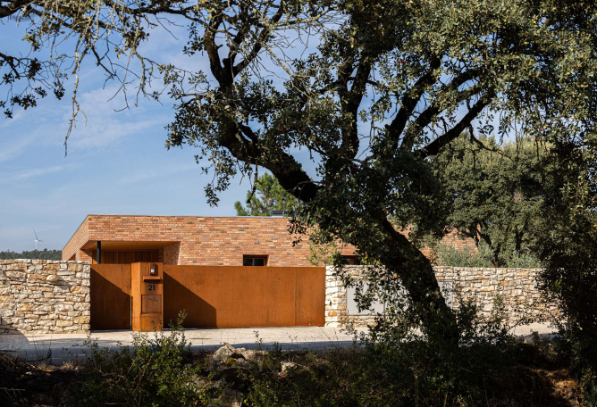 Casa en Lameira por João Pedro Pedrosa. Fotografía por Ivo Tavares Studio.
