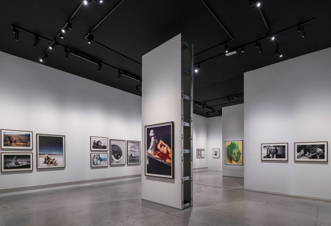 Vista de la exposición David Bailey's Changing Fashion. Cortesía por la Fundación MOP.