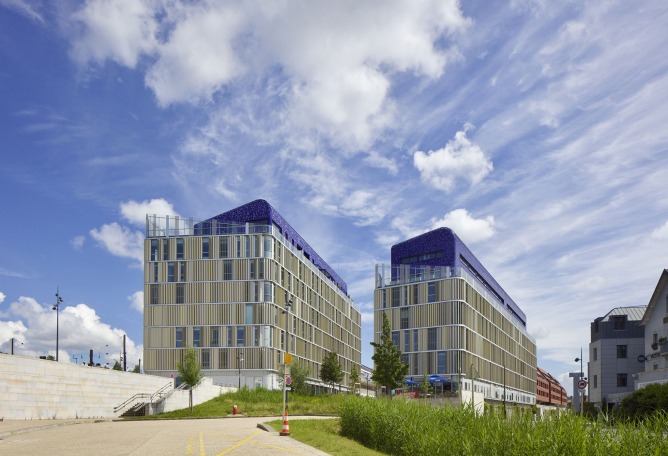 Centro comercial y residencias en Besanzón por MÉTRA+ASSOCIÉS. Fotografía por Philippe Ruault.