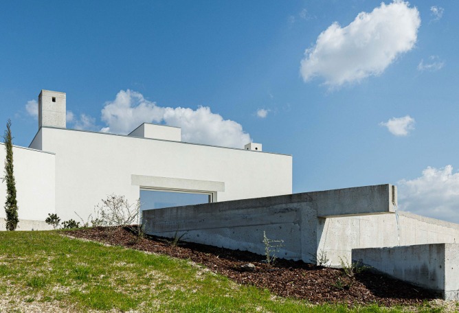 Casa Pedrantil por Helder da Rocha Arquitectos. Fotografía por Ivo Tavares Studio.