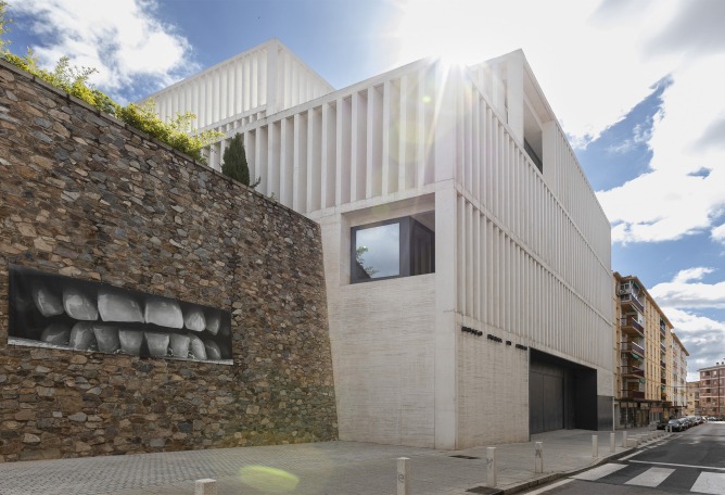 Dientes Palestinos (2024), Santiago Sierra. Fotografía por Jorge Armestar. Cortesía del Estudio Santiago Sierra y Museo Helga de Alvear.