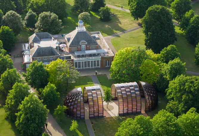 Exterior view. Serpentine Pavilion 2025. A Capsule in Time, by Marina Tabassum, Marina Tabassum Architects (MTA). Photograph by Iwan Baan. Courtesy of Serpentine.