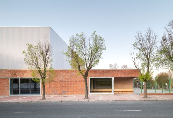 "Carlos Soria" Sports Hall by ABLM arquitectos. Photograph by Gabriel Gallegos.