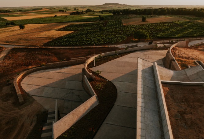 Bodegas La Horra by Carme Pinós. Photograph by La Cueva Estudio.