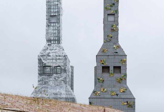 Opening. Intervention in the Hejduk Towers by Basurama collective. Photograph by Manuel G Vicente.