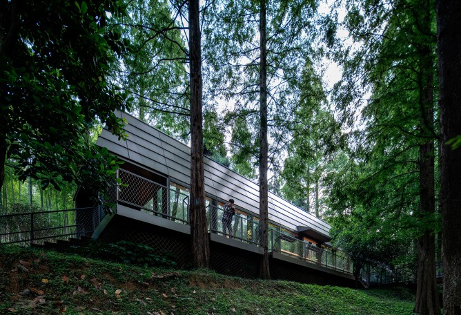 Dongmingshan Senyu Hotel by GLA Architects. Photography by Chen Xi Studio.