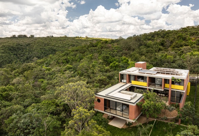 7 Trees House by Hersen Mendes Arquitetura. Photograph by Joana França.