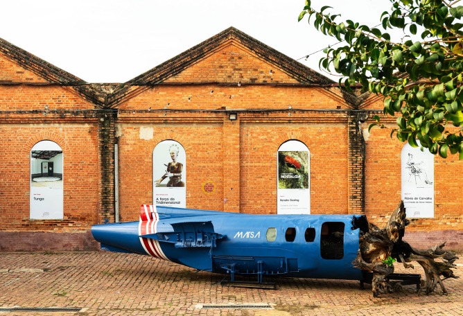 Aircraft fuselage, tree trunk and automotive paint 280 × 1050 × 320 cm. Fábrica de Arte Marcos Amaro (FAMA) by KAAN. Photograph by Sebastian van Damme.