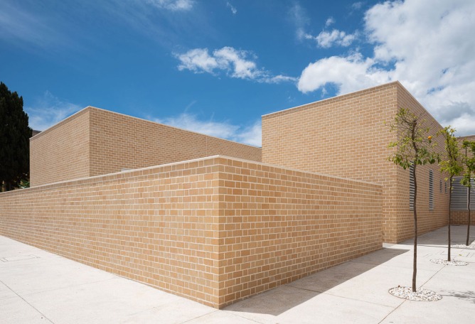 Ampliación del Centro de Salud de La Carihuela por MarinaUno. Fotografía por Fernando Alda.