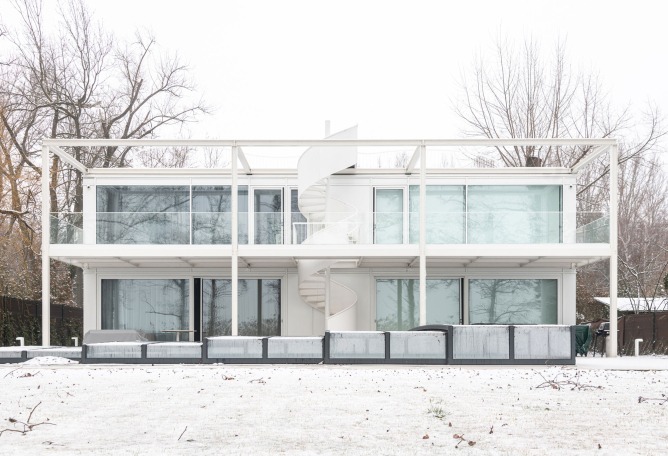 Twin Holiday Home by építész stúdió. Photography by Norbert Juhász.
