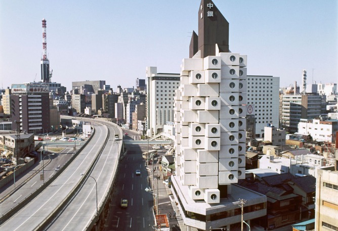 Kisho Kurokawa, Torre Cápsula Nakagin (perspectiva exterior). Fotografía por Tomio Ohashi (japonés, 1932-2017) [imagen 1/21, archivo digital] 1972. Escaneo digital de fotografía a color para papel tapiz.