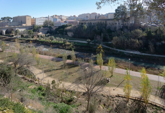 Parque de «Les Mamàs Belgues» por Síntesi Arquitectes Sari Calatayud y Rafa Mira. Fotografía por Víctor Sanchis.