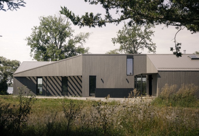South Bay House by StudioAC. Photography by Félix Michaud.
