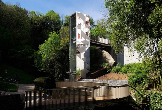 Elevator over a stream by Barru Arkitektura. Photograph by Jorge Allende.