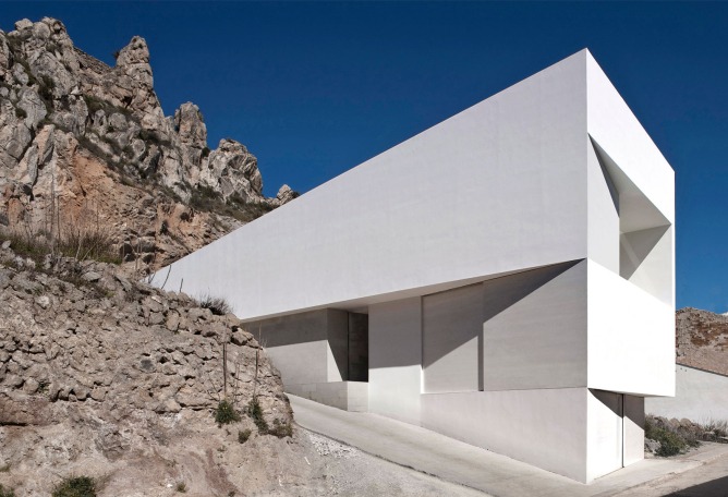 Casa en la ladera de un castillo por Fran Silvestre Arquitectos. Fotografía por Fernando Alda.