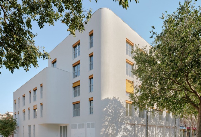 22 social housing units along AV62 and Calderón-Folch. Photograph by J. Hevia.