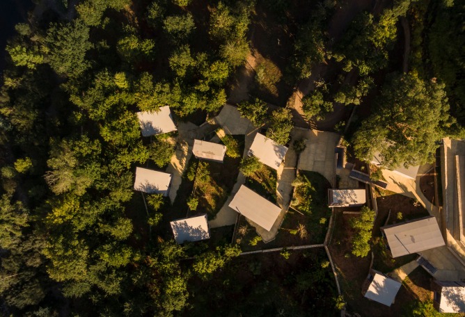 11 habitáculos en el bosque por Summary. Fotografía por Fernando Guerra | FG+SG. 11 habitáculos en el bosque por Summary. Fotografía por Fernando Guerra | FG+SG.